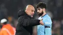 Pelatih Manchester City, Pep Guardiola, memberikan arahan kepada Josko Gvardiol, saat timnya ditahan imbang Brentford dalam laga pekan ke-21 Premier League 2024/2025 yang digelar di Gtech Community Stadium, Rabu (15/1/2025). (AP Photo/Alastair Grant)