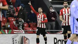 Penyerang Athletic Bilbao, Iker Muniain berselebrasi usai mencetak gol ke gawang Barcelona pada pertandingan babak 16 besar Copa del Rey Cup Spanyol di stadion San Mames di Bilbao, Jumat (21/1/2022). Kemenangan ini mengantar Athletic Bilbao melaju ke babak perempat final. (AP Photo/Alvaro Barrientos