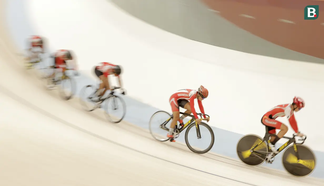 Sejumlah atlet balap sepeda saat menggelar latihan di Jakarta Internasional Velodrome, Jakarta, Selasa (31/7/2018). Menpora berharap para atlet dapat berprestasi di Asian Games 2018. (Bola.com/M Iqbal Ichsan)