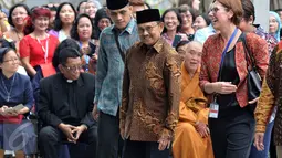 Presiden RI ke-3, BJ Habibie saat menghadiri acara peresmian Kedubes Australia yang baru di Kuningan, Jakarta, Senin (21/3/2016). Dengan luas 50 ribu m2 membuat Kedubes Australia di Jakarta ini menjadi yang terbesar di dunia. (Liputan6.com/JohanTallo)