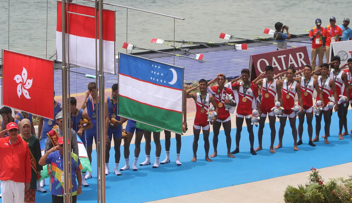 Regu dayung Indonesia, Uzbekistan dan Hong Kong yang keluar sebagai juara, memberi hormat kepada bendera negaranya usai pertandingan dayung kelas ringan delapan putra Asian Games 2018 di Palembang, Jumat (24/8). (ANTARA FOTO/INASGOC/Rahmad Suryadi/nym/18)