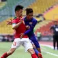 Bek Timnas Indonesia U-22, Gavin Kwan Adsit berusaha merebut bola dari pemain Thailand, Chaiyawat Buran saat bertanding di SEA Games 2017 di Shah Alam, Malaysia (15/8). Indonesia dan Thailand bermain imbang 1-1. (AP Photo / Vincent Thian)