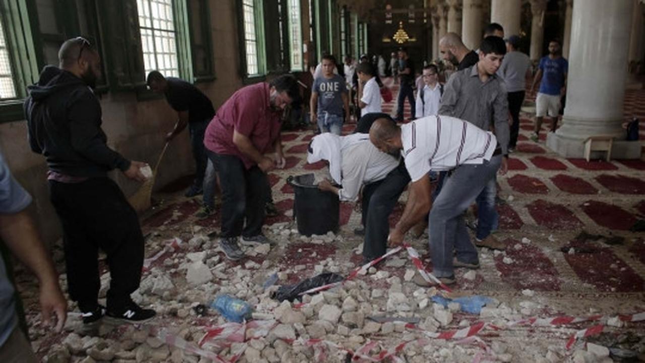 Gotong-royong warga Palestina bersihkan reruntuhan Masjidil Aqsa