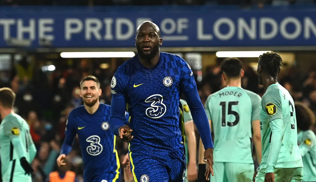 Chelsea harus berbagi angka dengan Brighton pada laga lanjutan Liga Inggris musim 2021/2022, Kamis (30/12/2021). Uniknya, pencetak gol dari kedua tim merupakan mantan pemain Manchester United yaitu Romelu Lukaku dan Danny Welbeck. Berikut ulasannya.  (AFP/Glyn Kirk)