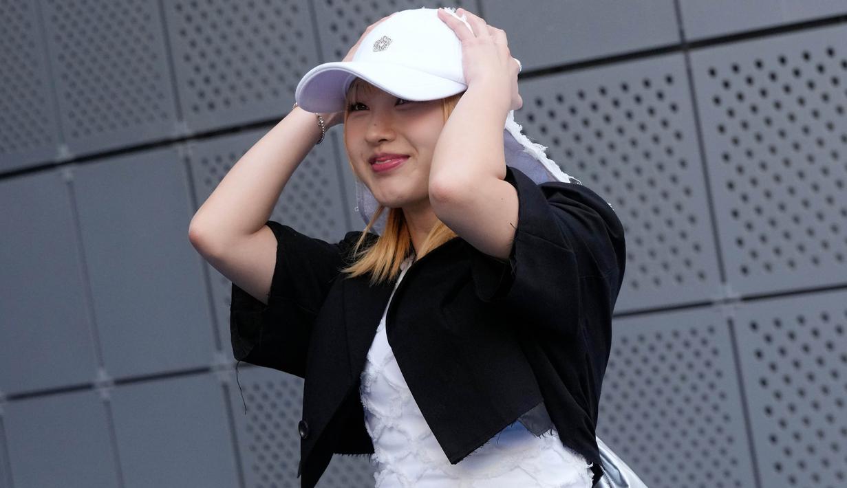 Penyanyi K-Pop Korea Selatan, Adora berpose saat Seoul Fashion Week di Dongdaemun Design Plaza di Seoul, Korea Selatan, Selasa, 5 September 2023. (AP Photo/Ahn Young-joon)