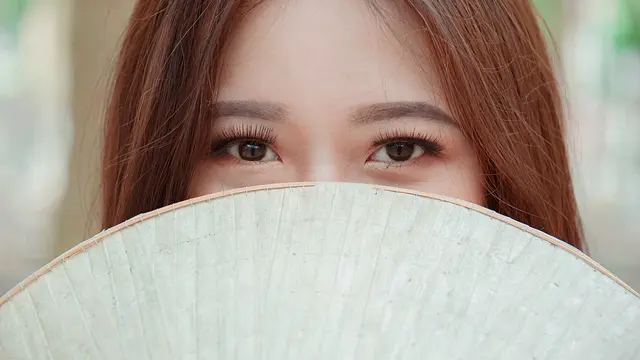 [Bintang] Pasang Extension Bulu Mata, Mata Perempuan Ini Malah Bengkak