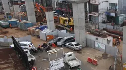 Sejumlah kendaraan melaju di Jalan Fatmawati Raya yang sebagian ruas jalannya ditutup, Jakarta, Kamis (9/2). Penutupan sebagian Jalan Fatmawati untuk mempercepat pembangunan struktur layang proyek Mass Rapid Transit (MRT). (Liputan6.com/Angga Yuniar)