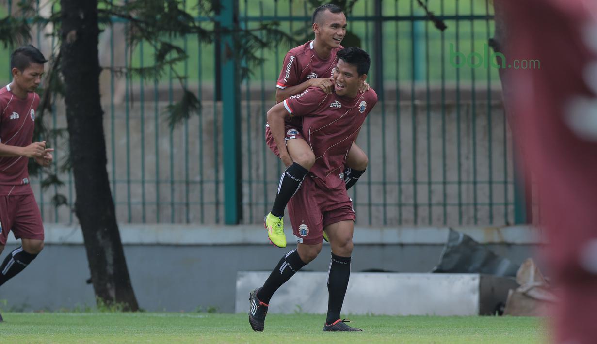 Gaya pemain Persija Jakarta, Sandi Sute dan Riko Simanjuntak saat menikmati latihan jelang Piala AFC 2018 di Lapangan ABC, Senayan, Jakarta (27/2/2018). Persija melawan Tampines Rovers pada 28 Februari 2018. (Bola.com/Nick Hanoatubun)