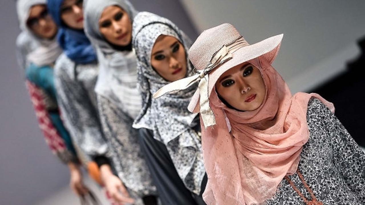Keanggunan model berhijab di Islamic Fashion Festival