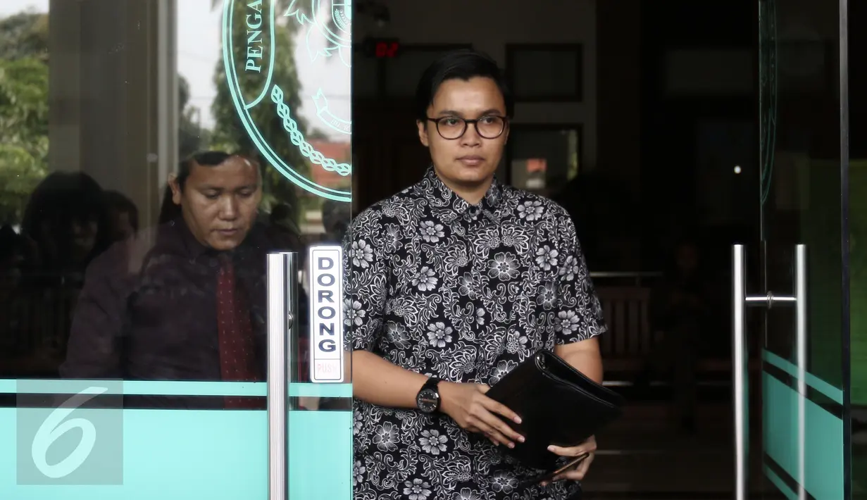 Kuasa hukum Aming Sugandhi, Devi Waluyo, usai mendaftarkan talak cerai di Pengadilan Agama Jakarta Selatan, Jumat (3/3). Namun, pengacara Aming enggan menuturkan alasan kliennya memilih berpisah dengan Evelyn Nada Anjani. (Liputan6.com/Herman Zakharia)
