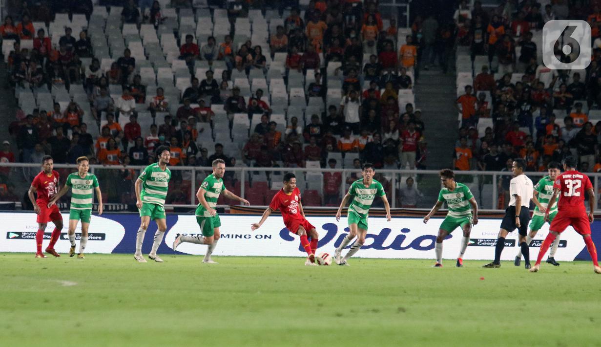 Pemain Persija Evan Dimas (tengah) mengumpan bola saat melawan Geylang International FC pada pertandingan persahabatan di SUGBK, Jakarta, Minggu (23/2/2020). Persija membungkam Geylang 3-1. (Liputan6.com/Angga Yuniar)