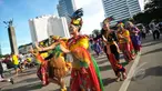 Kelompok seniman T-Ta asal Universitas Paramadina menari saat car free day di Bundara HI, Jakarta, Minggu (26/4/2015). Mereka meminta sumbangan kepada warga untuk mengikuti Interntional Folklore Festival di Spanyol. (Liputan6.com/Faizal Fanani)