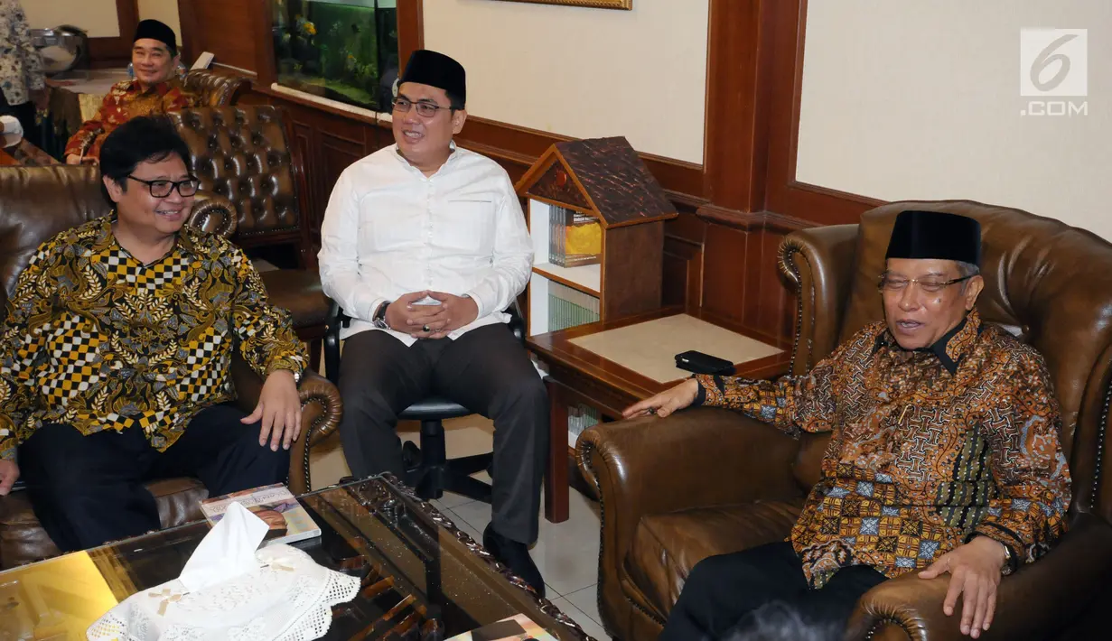 Ketum Partai Golkar, Airlangga Hartarto (kiri) bersama Ketum PBNU, Said Aqil Siradj jelang melakukan pertemuan di Jakarta, Jumat (8/6). Pertemuan kedua tokoh bersama jajarannya berlangsung tertutup. (Liputan6.com/Helmi Fithriansyah)