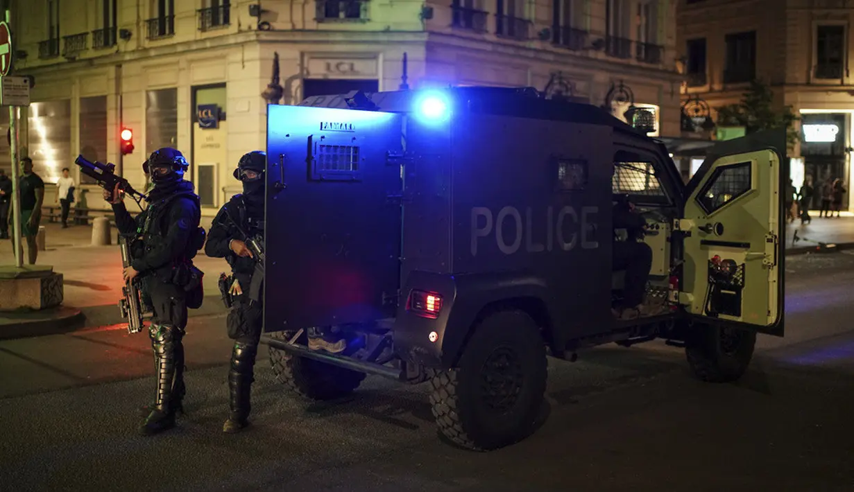 <p>Kematiannya, yang terekam dalam video, telah menghidupkan kembali keluhan lama oleh komunitas masyarakat miskin perkotaan dan ras campuran tentang kekerasan polisi dan rasisme, demikian seperti dikutip dari Radio New Zealand pada 1 Juli 2023. (AP Photo/Laurent Cipriani)</p>
