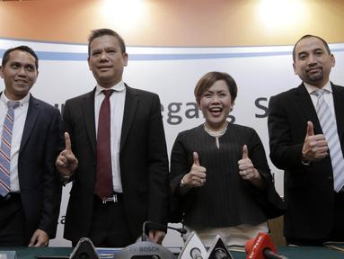 Direktur Programing SCM, Harsiwi Achmad dan CEO PT Liga Indonesia Baru (LIB), Berlinton Siahaan, saat jumpa pers di Hotel Sultan, Jakarta, Kamis (8/3/2018). Emtek resmi memegang hak siar Liga 1 Indonesia 2018. (Bola.com/M Iqbal Ichsan)