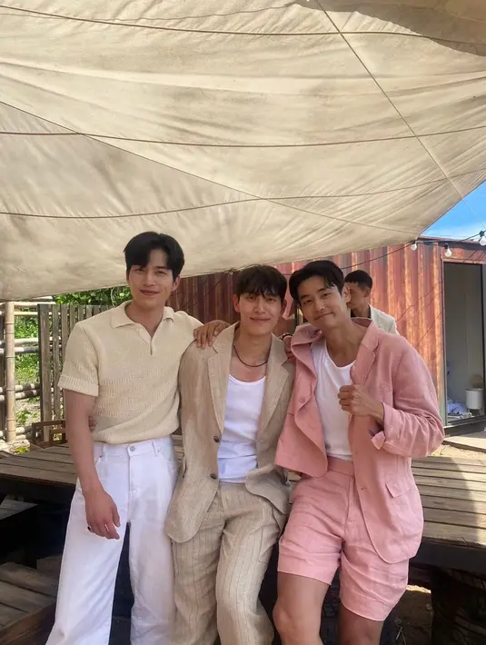 Berbeda dari Ha Bin dan Wonik, Minwoo berhasil keluar dari pulau ‘neraka’ bersama Si-Eun. Di momen itu, Minwoo tampil tampan dengan setelan jas motif kotak-kotak warna beige. [@hazelchoiii]