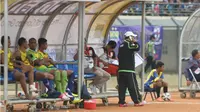 Tim pelatih Persiba Balikpapan memanfaatkan ponsel untuk berdiskusi mengatur strategi.