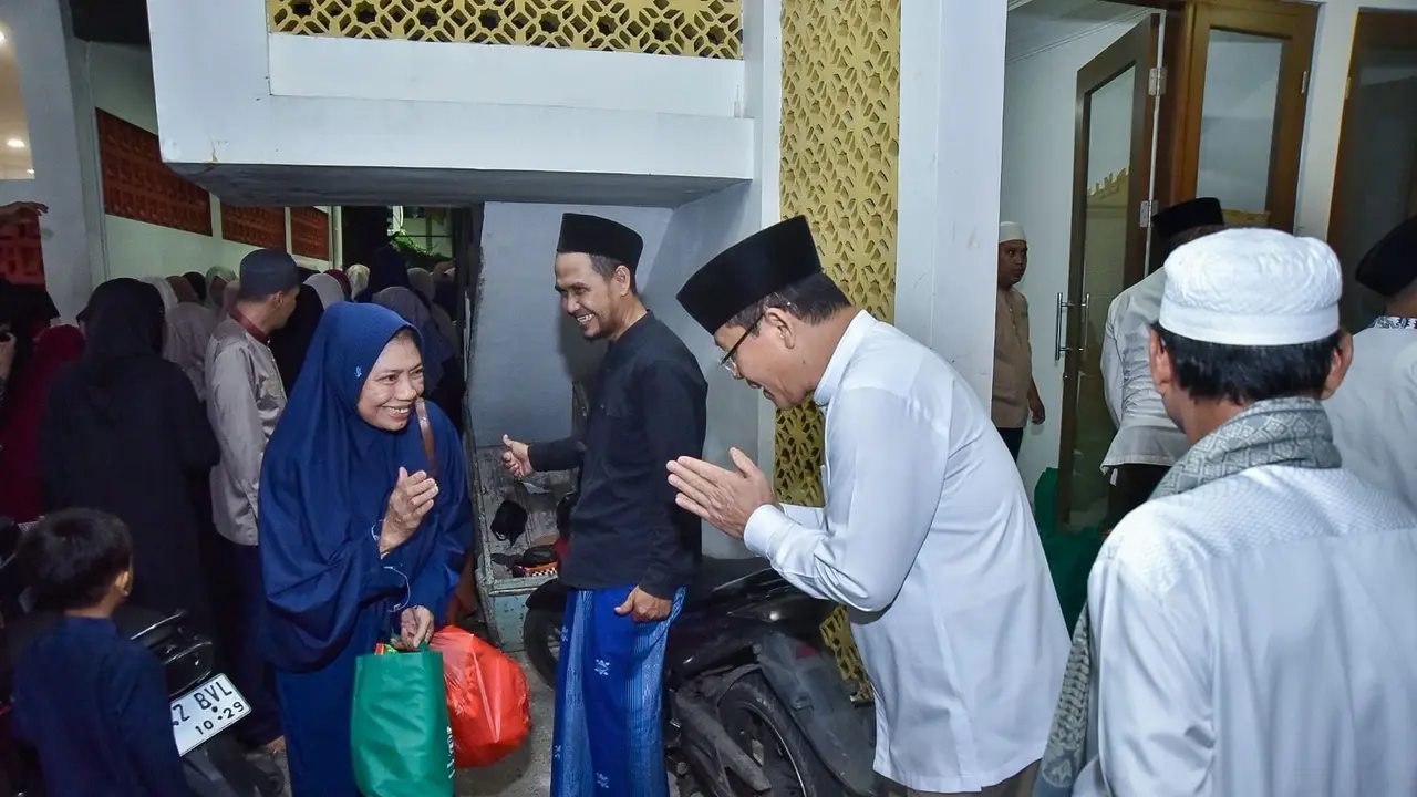 Utusan Khusus Presiden Bidang Ketahanan Pangan, Muhamad Mardiono menebar kebaikan dalam momentum Ramadan, lewat ribuan paket sembako kepada masyarakat di Masjid Jami An-Nur Permata Hijau, Kebayoran Lama, Jakarta Selatan, Senin (9/3/2026) (Istimewa)