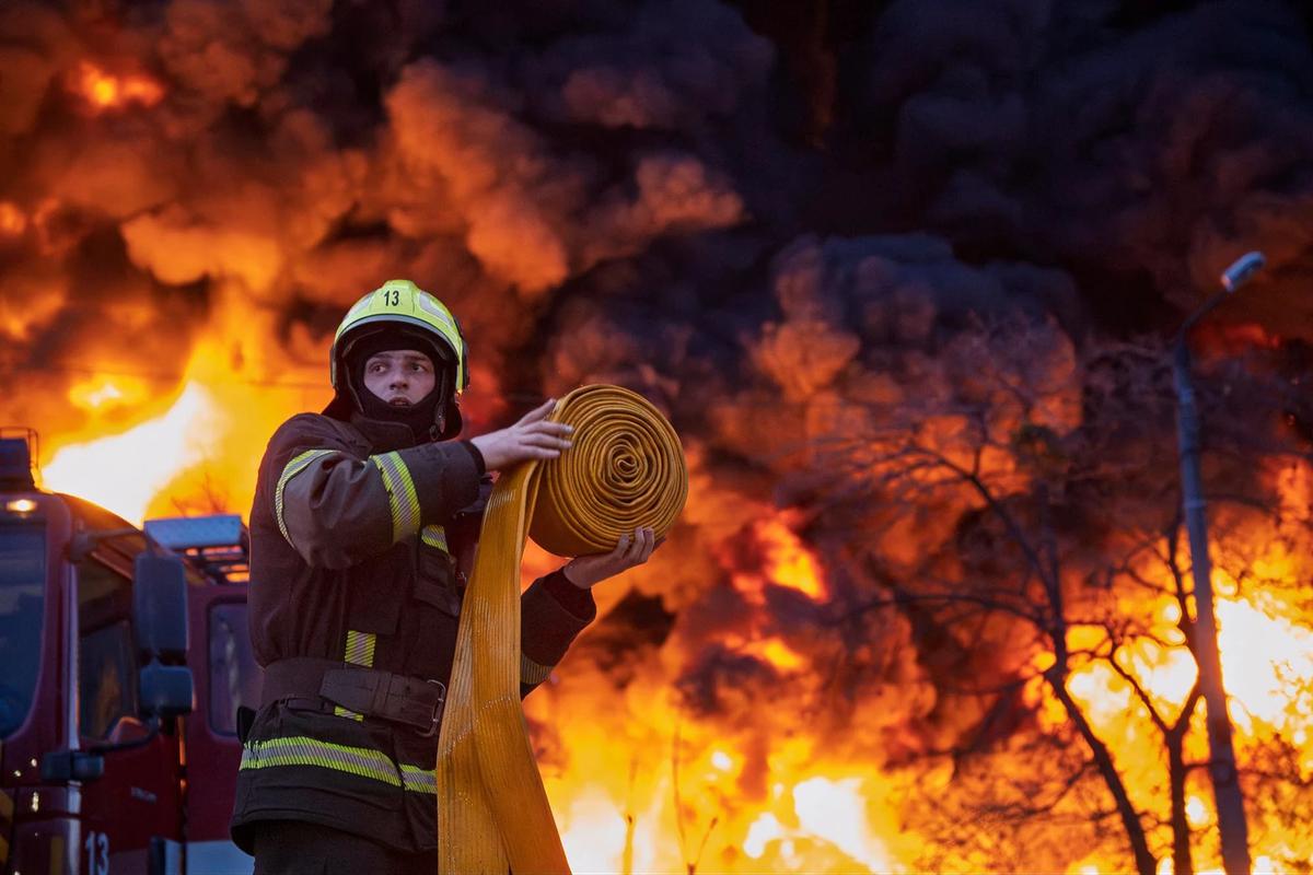 FOTO: Serangan Rusia Picu Kebakaran Hebat  dan Korban Jiwa di Kyiv