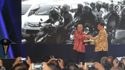Menteri Perindustrian, Airlangga Hartarto menerima cendera mata dari Ketua Umum GAIKINDO, Yohannes Nangoi pada pembukaan GAIKINDO Indonesia International Auto Show (GIIAS) 2018 di ICE BSD, Tangsel, Kamis (2/8). (Liputan6.com/Fery Pradolo)