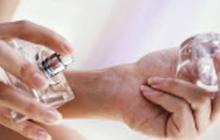 4 Tips mudah menyesuaikan parfum dengan gaya busana