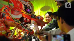 Atraksi tarian Liong saat Bogor Street Festival Cap Go Meh (CGM) 2020 yang digelar di Jalan Surya Kencana, Kota Bogor, Jawa Barat, Sabtu (8/2/2020). Festival bertema "Ajang Budaya Pemersatu Bangsa" dimeriahkan 25 kelompok barongsai-liong dan beragam tarian daerah. (Liputan6.com/Helmi Fithriansyah)
