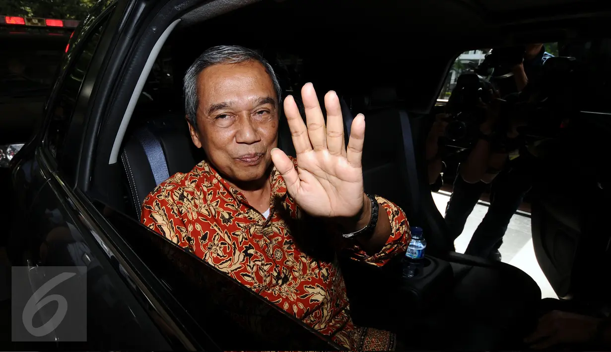 Mantan Ketua KPK, Busyro Muqodas melambaikan tangan saat meninggalkan gedung KPK usai melakukan pertemuan dengan pimpinan KPK, Jakarta, Senin (30/1). Busyro diminta untuk menjadi panitia seleksi pemilihan penasihat KPK. (Liputan6.com/Helmi Fithriansyah)