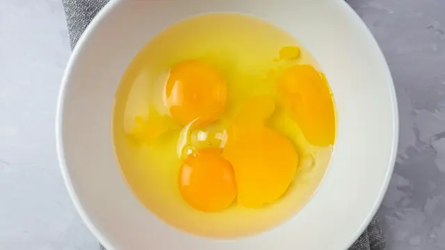 Hindari Masakan dengan Campuran Telur Mentah