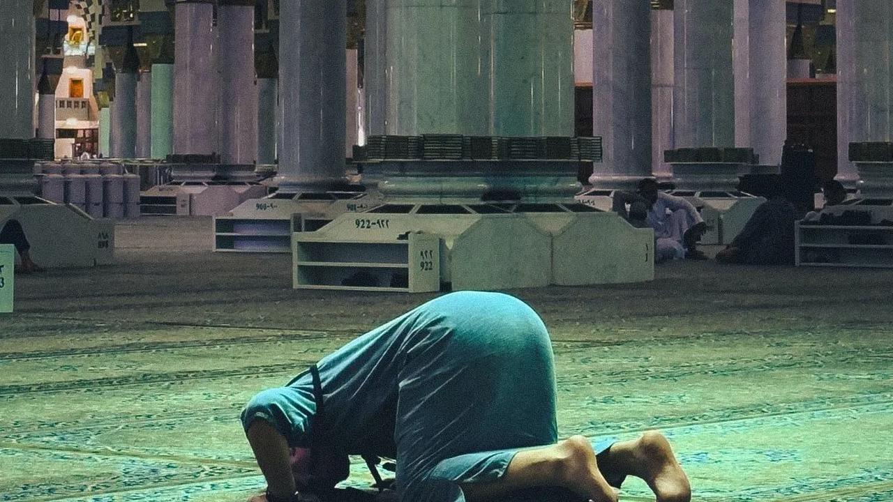 Sholat adalah kewajiban bagi umat muslim dan tidak bisa ditawar. Sholat wajib terdiri dari sholat fardhu yang terdiri dari subuh, zhuhur, ashar, magrib dan isya.&nbsp;