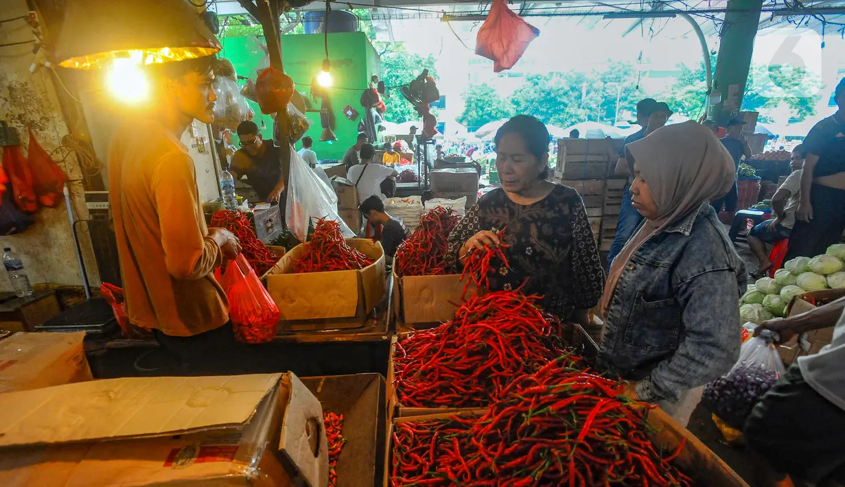 Angka itu naik Rp 3.654 dibandingkan harga kemarin. Kemudian cabai merah besar, naik Rp 7.050 menjadi Rp 72.050 per kilogram dan cabai rawit hijau juga naik Rp 61.650 per kilogram. (merdeka.com/Arie Basuki)