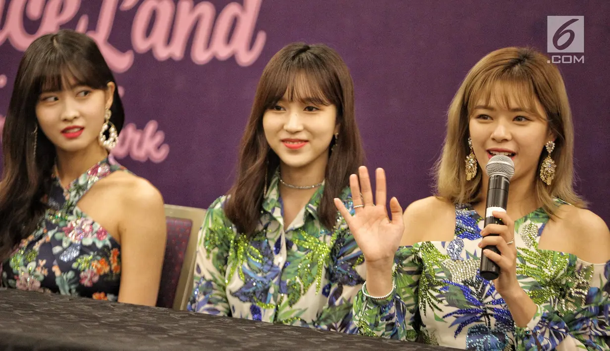 Personel TWICE memberi keterangan dalam konferensi pers di Tangerang, Banten, Jumat (24/8). TWICE akan menggelar konser di Jakarta pada 25 Agustus 2018. (Liputan6.com/Faizal Fanani)