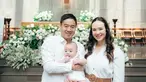 Sang anak telah dibaptis dan seperti terlahir kembali, kebahagiaan terpancar jelas di wajah Pamela Bowie dan Armand Gunawan. Pamela Bowie tampil dengan mengenakan dress warna putih ditambah dengan ikat pinggang warna cokelat untuk mendukung penampilannya jadi makin menarik. Sementara Armand pakai kemeja putih dan si kecil pakai setelan baju putih. (Liputan6.com/IG/@pammybowie)