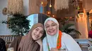 Fokus utama dari riasannya adalah alis cokelat yang dibentuk rapi, mempertegas ekspresi wajahnya secara lembut.  [@ayutingting92].