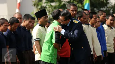 Menteri Hukum dan HAM, Yasonna H Laoly memeluk salah satu warga binaan saat peringatan Hari Pemasyarakatan ke-52 di Jakarta, Rabu (27/4/2016). Upacara disertai pembacaan deklarasi melawan narkoba oleh warga binaan. (Liputan6.com/Helmi Fithriansyah)