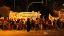Pengunjuk rasa anti-bailout membuat barikade, memblokir jalan di Athena, Yunani, Rabu (15/7/2015). Unjuk rasa ini dilakukan menjelang pemungutan suara kesepakatan bailout. (REUTERS/Yannis Behrakis)
