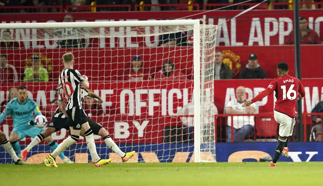 Gelandang Manchester United, Amad Diallo (kanan) mencetak gol kedua timnya ke gawang Newcastle United pada laga tunda pekan ke-34 Liga Inggris 2023/2024 di Old Trafford Stadium, Manchester, Rabu (15/5/2024). (AP Photo/Dave Thompson)