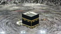 Ribuan jemaah Muslim mengelilingi Kakbah selama bulan haji di Masjidil Haram, Mekah, Arab Saudi pada 13 Agustus 2019. Pemerintah Arab Saudi pada hari Kamis, 27 Februari 2020 resmi menghentikan sementara izin umrah bagi seluruh negara, termasuk juga untuk Indonesia. (AP Photo/Amr Nabil)