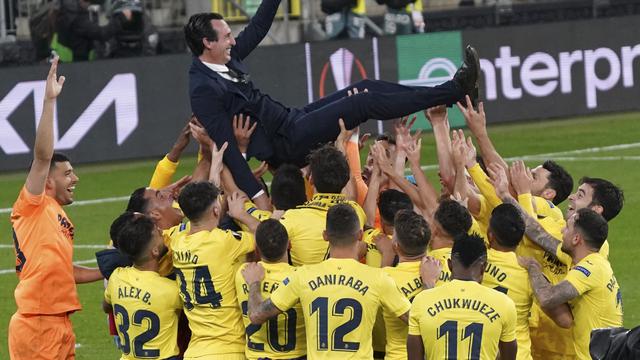 Pelatih Villarreal, Unai Emery (atas), mendapatkan apresiasi dari para pemainnya setelah menjuarai Liga Europa dengan mengalahkan Manchester United di Stadion Miejski, Gdansk, Polandia, Kamis (27/5/2021) dini hari WIB.