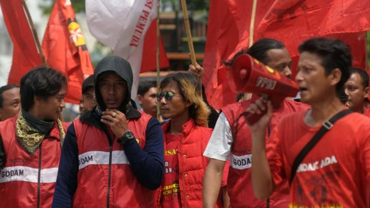 Aksi buruh Pulogadung sweeping pabrik pakai motor mewah