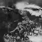 Pesawat tempur Jepang saat menyerang kapal USS Arizona di Battleship Row dalam serangan di Pearl Harbor, Hawaii, AS 7 Desember 1941. Serangan tersebut merupakan peristiwa pengeboman dadakan oleh AL Jepang terhadap armada Pasifik AS. (Reuters/U.S Navy)