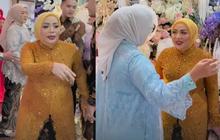 Curi Perhatian di Acara Tunangan Anaknya, Begini Potret Muzdalifah yang Tampak Menawan
