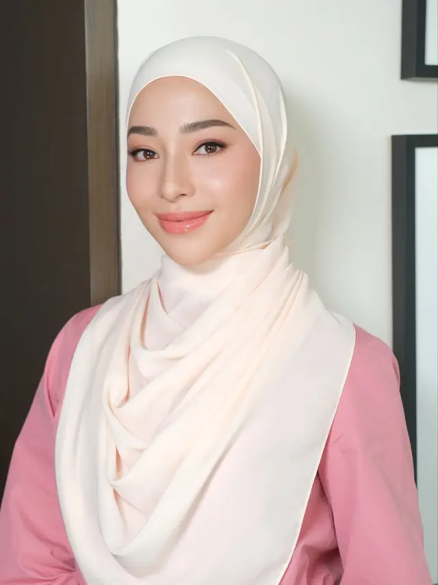 Anggun Berhijab dengan Makeup Soft, Pesona Nikita Willy Tampil Manis dalam Balutan Nuansa Pink