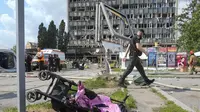 Kereta dorong bayi tergeletak di pinggir jalan setelah serangan rudal mematikan Rusia di Vinnytsia, Ukraina, Kamis, 14 Juli 2022. (AP Photo/Efrem Lukatsky)