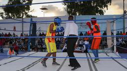 Petinju Somalia, Kashmir Abdirahim Abdalla (kiri) bertanding di atas ring Stadion Wish, ibu kota Mogadishu pada 15 November 2018. Setelah lebih dari tiga dekade berlalu Somalia akhirnya kembali menggelar kejuaraan tinju. (Abdirazak Hussein FARAH / AFP)