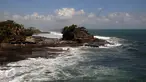 Salah satu bangunan pura yang ada di Tanah Lot, Bali, 31 Agustus 2015. Keindahan kawasan wisata Tanah Lot masih menjadi tujuan wisata yang menarik bagi wisatawan lokal maupun mancanegara yang berkunjung ke Bali. (Liputan6.com/Helmi Fithriansyah)