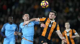 Bek Manchester City, Aleksandar Kolarov, berebut bola dengan bek Hull, Harry Maguire. Hingga babak pertama usai skor masih 0-0, The Citizens tampak kesulitan untuk membobol gawang Hull. (Reuters/Scott Heppell) 