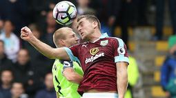 Pemain Burnley, Sam Vokes (kanan), berduel dengan pemain Liverpool, Ragnar Klavan, dalam lanjutan Premier League di Stadion Turf Moor, Sabtu (20/8/2016). (Reuters/Scott Heppell)