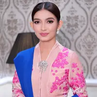Lihat di sini pesona Selvi Ananda dibalut kebaya di Hari Kebaya Nasional 2025. [@putriayumakeup].