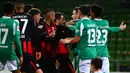 Para pemain Eintracht Frankfurt dan Werder Bremen terlibat pertikaian dalam laga lanjutan Liga Jerman 2020/21 pekan ke-23 di Weserstadion, Bremen, Jumat (26/2/2021). Eintracht Frankfurt kalah 1-2 dari Werder Bremen. (AFP/Patrik Stollarz/Pool)