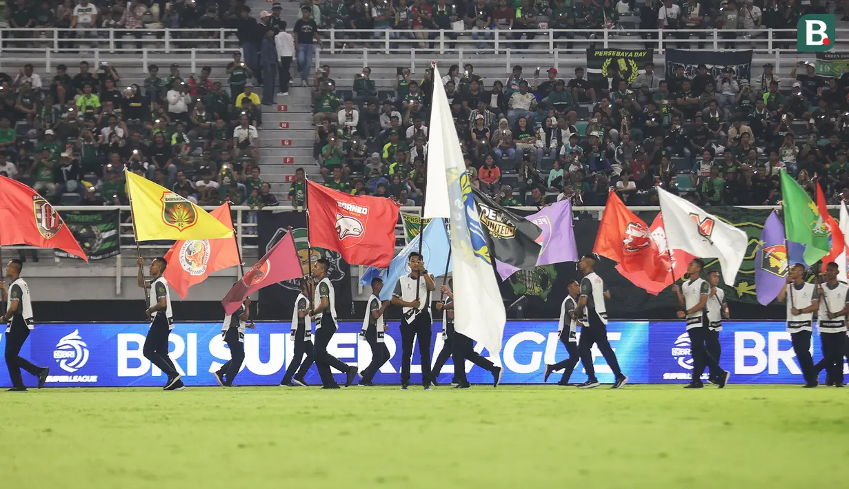 Musik yang menghentak dibalut visual bertema sepak bola dan disusul oleh parade bendera klub peserta BRI Super League 2025/26, menghadirkan kesatuan semangat antar klub, pemain, dan pendukung dalam satu momen pembuka yang luar biasa. (Bola.com/Abdul Aziz)